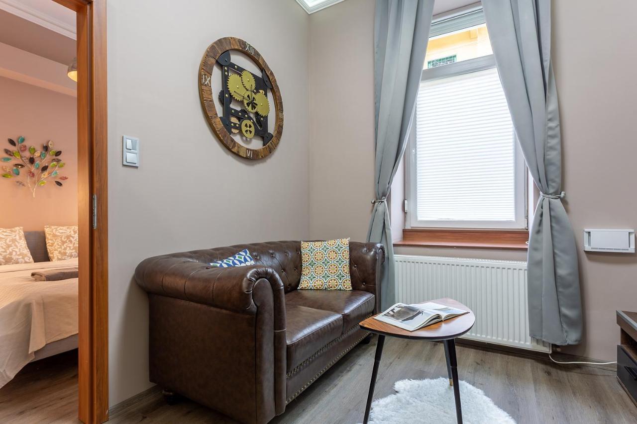 Goldcentral Apartments Akacfa Studios Budapest Luaran gambar